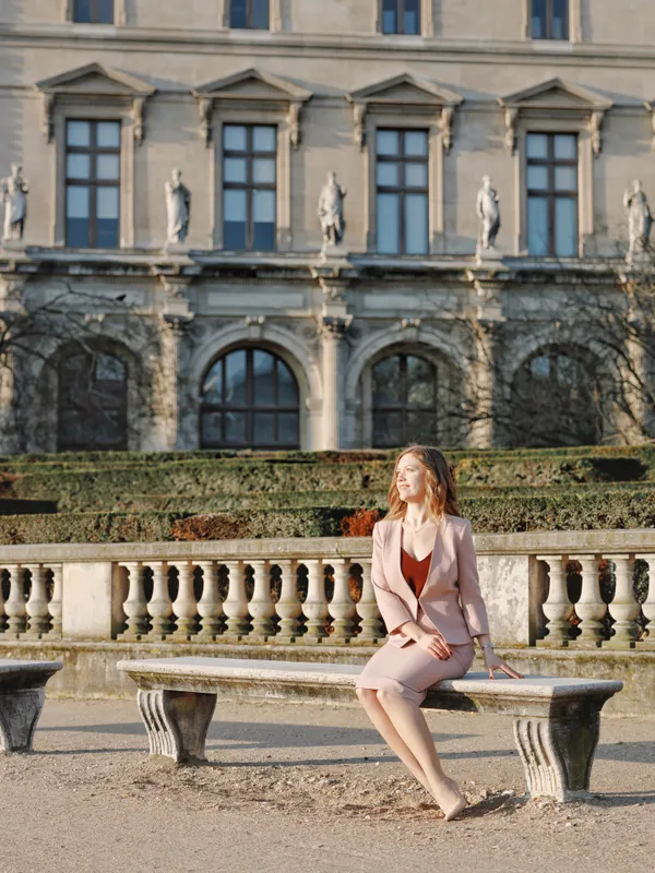 Yulia Orishich au jardin du Louvre, Paris
