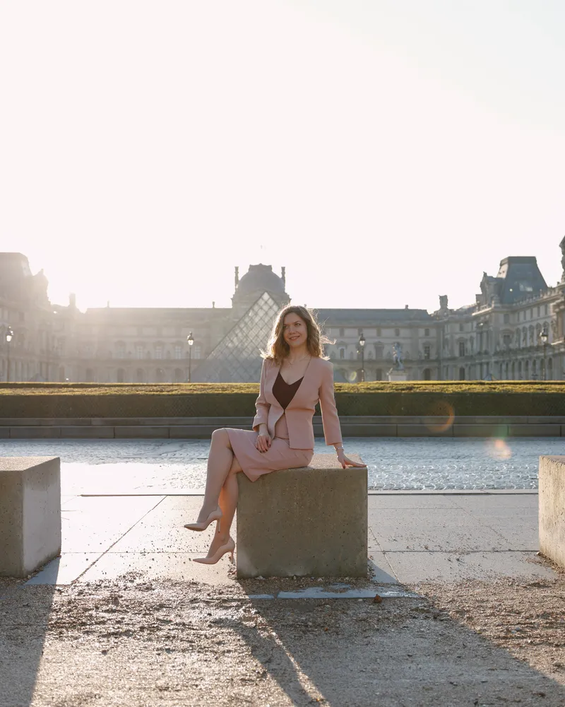 Yulia Orishich, fondatrice de YouProduction, devant le Louvre