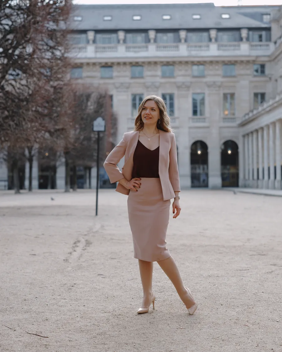 Yulia Orishich, stratège de contenu — devant le Palais-Royal à Paris